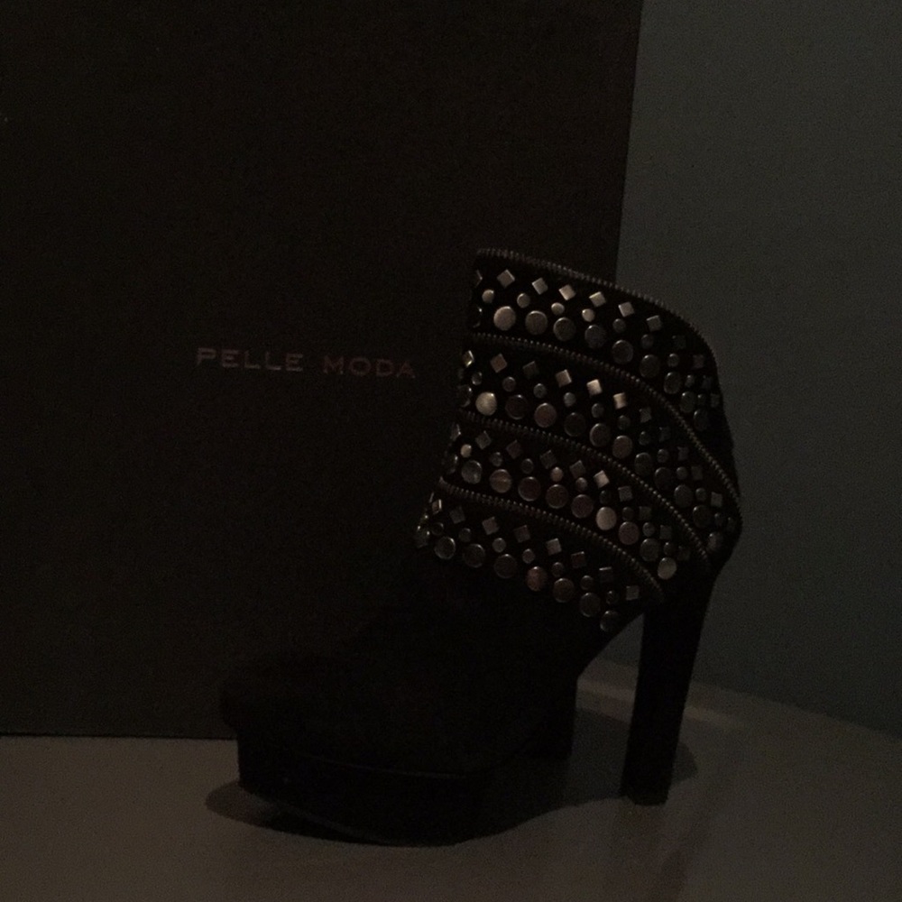 Pelle Moda Suede Booties Size 7.5 M